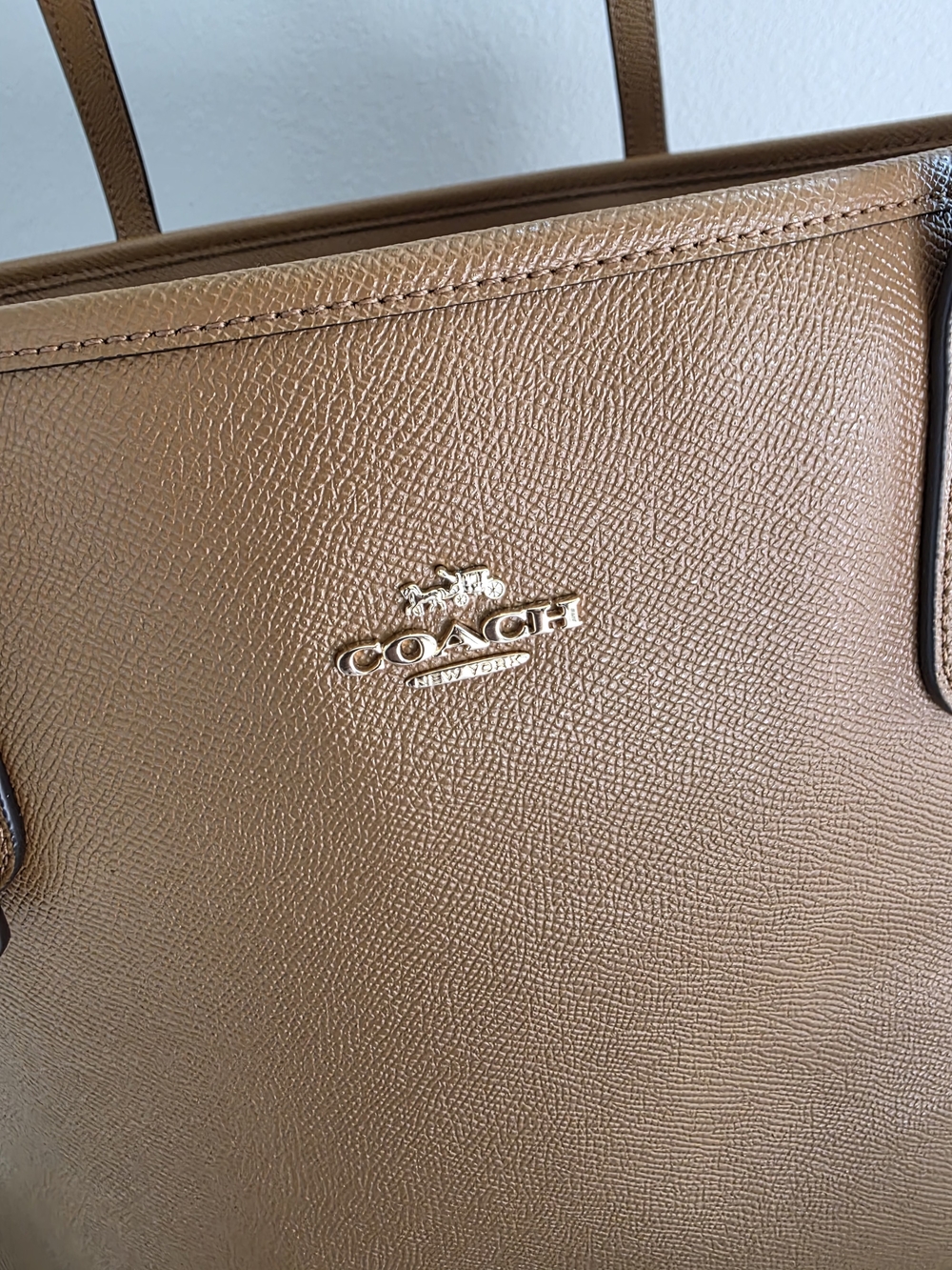 Coach Tan Leather Tote Bag - Classic Everyday Shoulder Bag - Picture 2 of 9